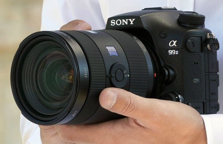 sony a99 II in hand