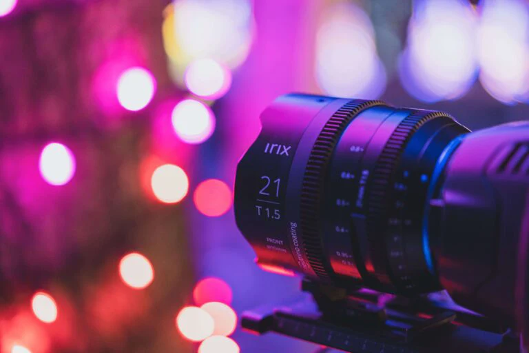 Round shaped blade, and shallow depth of field, will cut your subject from the background. The unique bokeh draws the contours of your subject to make them stand out.