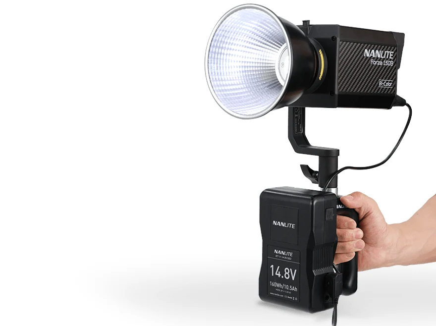 In addition to power option via the standard power adapter, the hand-held V-mount battery grip can also provide stable power supply. The ergonomic design meets the demands of fast-moving reshoots lighting and improves the efficiency on set as a result.
