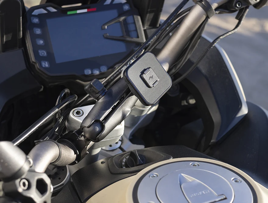 Peak Design adaptr upevnen na riadtka motorky pomocou ohybnho ramena